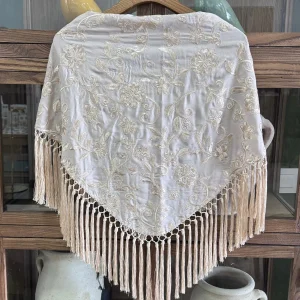 Mantoncillo Tejido Bordado Beig