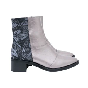 BOTÍN BEEL PIEL METÁL MARIPOSA VITRAL GRIS
