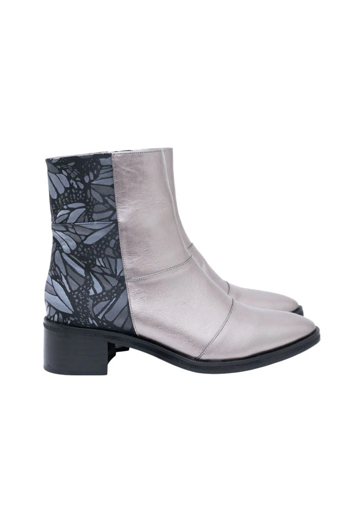 BOTÍN BEEL PIEL METÁL MARIPOSA VITRAL GRIS
