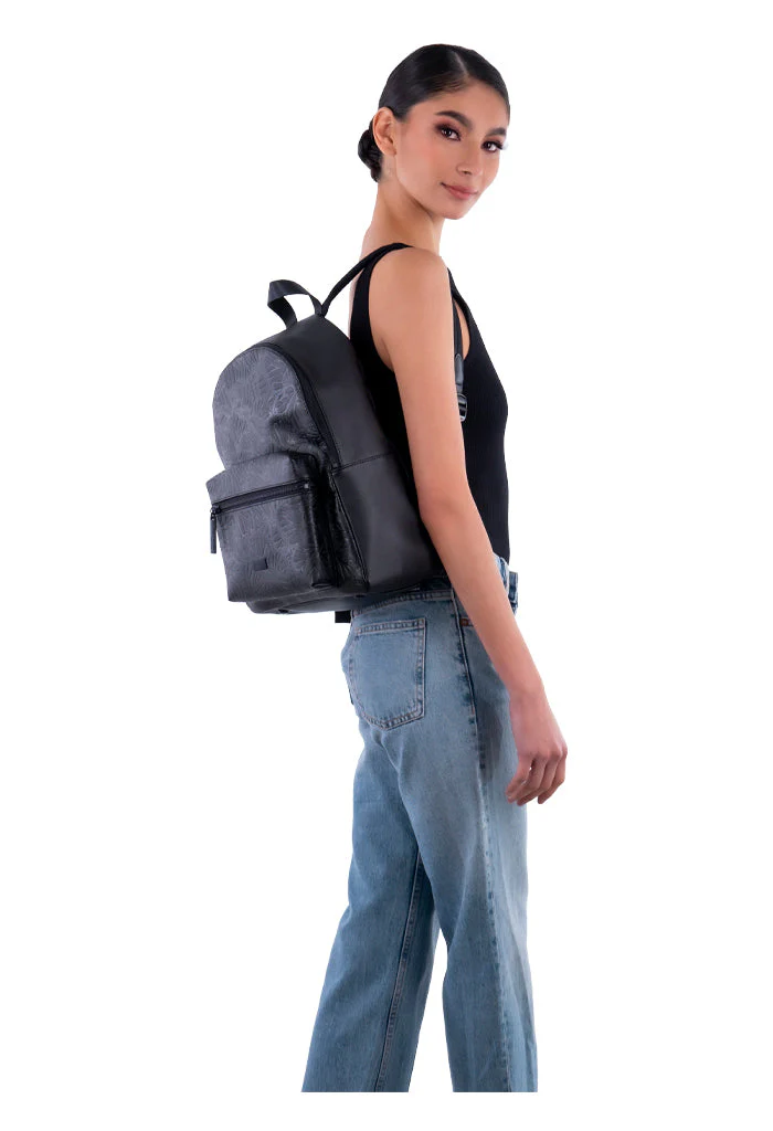 Backpack Nuuk Herraje Negro Grabado Mariposa Negro - Imagen 4