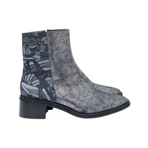 BOTÍN BEEL PIEL METÁL BRILLANTE  MARIPOSA VITRAL GRIS