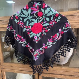 Mantoncillo Bordado Negro