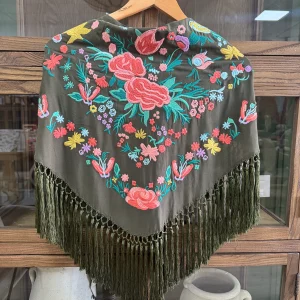 Mantoncillo Bordado en Seda Verde Seco