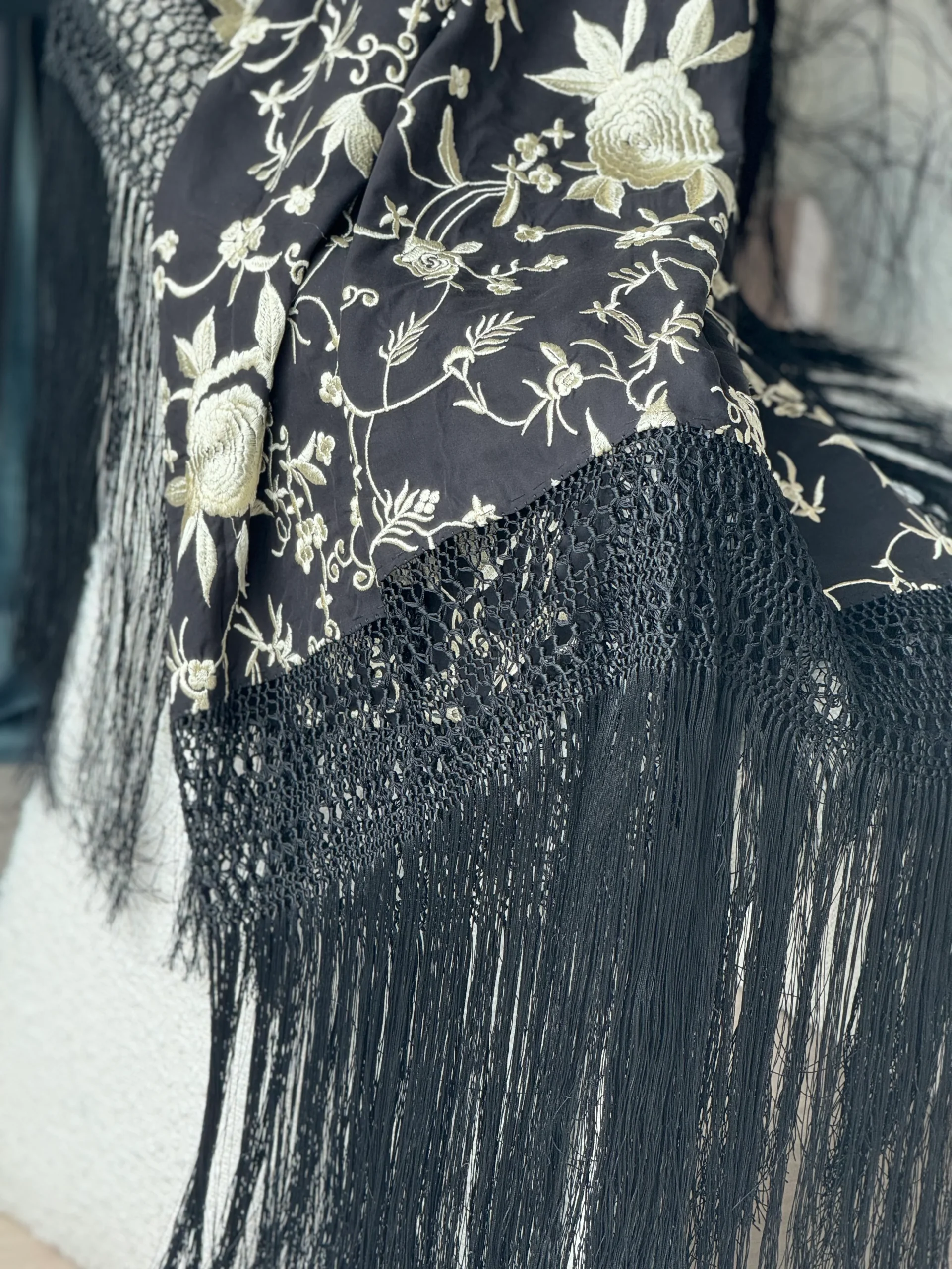 Mant贸n de Manila Artesanal Negro Beig - Imagen 4