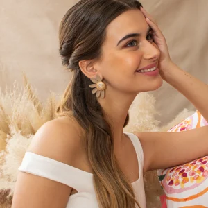 Pendiente Margarita Media Beige Tostado